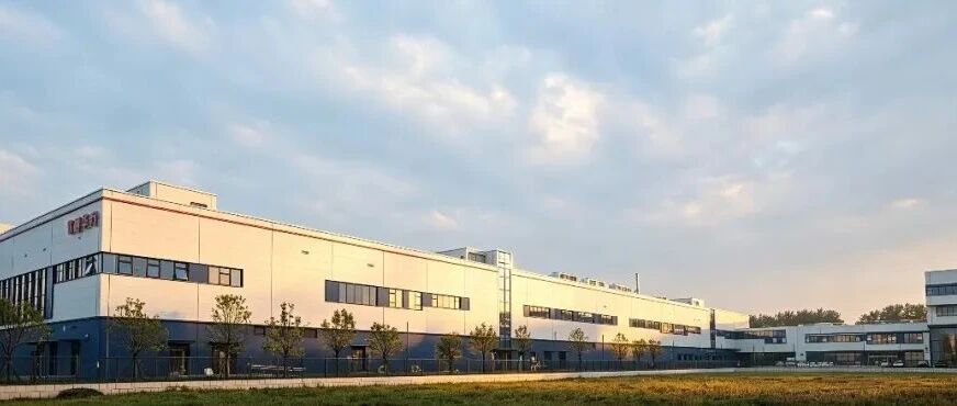 软通华方通州智能共享工厂正式投产暨首台AI服务器下线